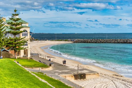 Foto de Perth, WA / Australia 05 / 08 / 2016 Cottesloe Beach es una larga playa patrullada de arena blanca que ofrece natación, buceo, snorkel y surf. - Imagen libre de derechos