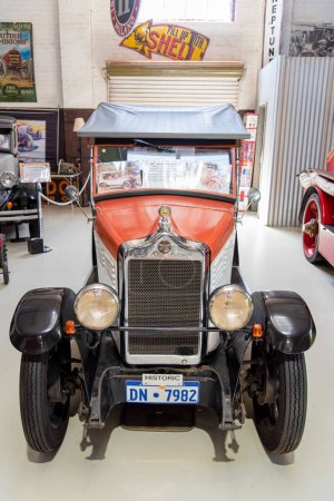 Téléchargez les photos : York, WA - Australie 11-16-2020. 1928 Standard Selby tour exposé au York Motor Museum. - en image libre de droit