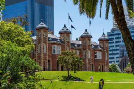 Téléchargez les photos : Perth, WA / Australia - 17 / 11 / 2019 Government House est la résidence officielle du gouverneur de l'Australie-Occidentale, située dans le quartier central des affaires de Perth. - en image libre de droit