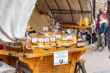Foto de Zakopane, Podhale / Polonia - 16 / 05 / 2019. Ciudad de Zakopane con pequeños puestos de venta de queso, tiendas de dulces hechas a mano, buenas tiendas de ropa y algunos restaurantes encantadores. - Imagen libre de derechos