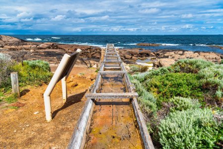 Foto de La rueda de agua del Cabo Leeuwin, a veces llamada rueda de agua petrificada, es una rueda de agua no operativa, cerca del Cabo Leeuwin, en el suroeste de Australia Occidental.. - Imagen libre de derechos