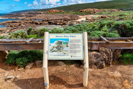 Foto de La rueda de agua del Cabo Leeuwin, a veces llamada rueda de agua petrificada, es una rueda de agua no operativa, cerca del Cabo Leeuwin, en el suroeste de Australia Occidental.. - Imagen libre de derechos