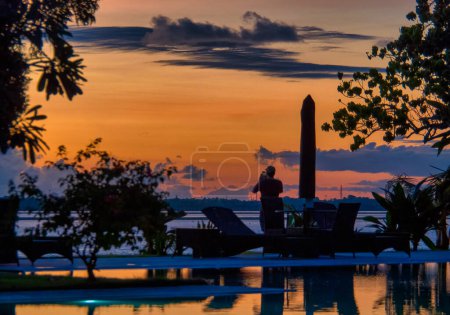 Téléchargez les photos : Tanjung Benoa, Bali - Indonésie 10-29-2022. Station balinaise de vacances au crépuscule et au coucher du soleil. - en image libre de droit