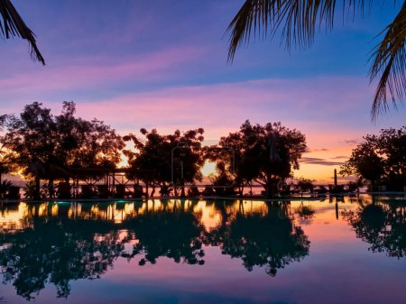 Téléchargez les photos : Tanjung Benoa, Bali - Indonésie 10-29-2022. Station balinaise de vacances au crépuscule et au coucher du soleil. - en image libre de droit