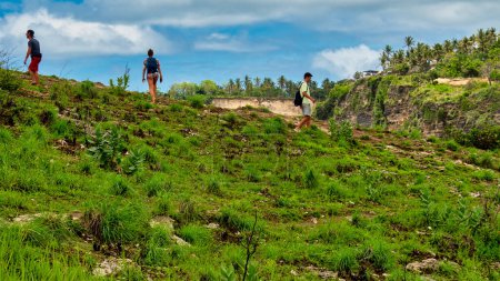 Téléchargez les photos : Nusa Penida, Bali - Indonésie 10-29-2022. Teletubbies Hill situé dans le village de Tanglad, sous-district de Nusa Penida, Bali - en image libre de droit