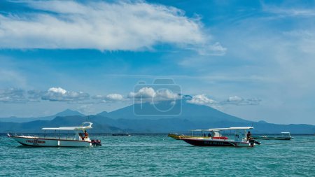 Téléchargez les photos : Nusa Penida, Bali - Indonésie 10-29-2022. Bateaux à Nusa Penida pour ramener les passagers sur le continent. - en image libre de droit