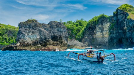 Téléchargez les photos : Nusa Penida, Bali - Indonésie 10-29-2022. Plongée en apnée au large de l'île de Nusa Penida dans l'eau agitée pour voir les raies manta. - en image libre de droit