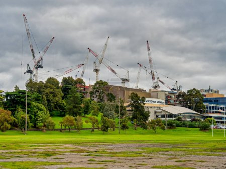 Foto de Footscray Park es un espacio abierto regional con amplias camas de jardín y otras instalaciones. Ofrece vistas al perfil urbano de Melbourne. - Imagen libre de derechos