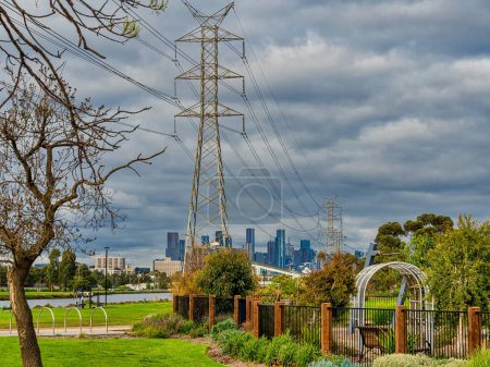 Foto de Footscray Park es un espacio abierto regional con amplias camas de jardín y otras instalaciones. Ofrece vistas al perfil urbano de Melbourne. - Imagen libre de derechos