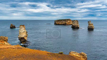 Foto de El salvaje Océano Austral ha tallado una impresionante colección de pilas de rocas y bahías protegidas con acantilados, miradores escénicos y pequeñas calas de playa cerca de Peterborough a lo largo de Great Ocean Road. - Imagen libre de derechos