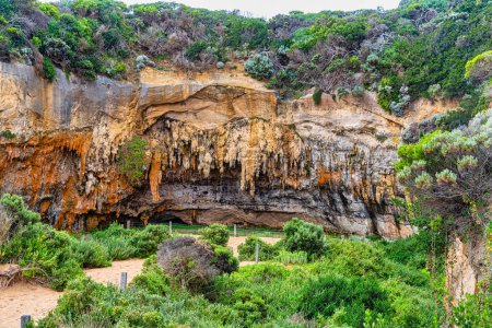 Foto de Cuevas de piedra caliza en el desfiladero de Loch Ard es parte del Parque Nacional Port Campbell, Victoria, Australia - Imagen libre de derechos