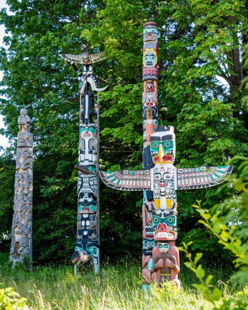 Téléchargez les photos : Les terres traditionnelles des Salish de la côte avec des totems dans le parc Stanley Vancouver - en image libre de droit