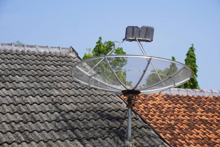 Antena parabólica en el techo de la casa