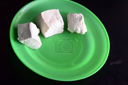 Téléchargez les photos : Nourriture tofu, tofu blanc, tofu jaune, tofu frit, tofu croustillant, tofu aux légumes - en image libre de droit