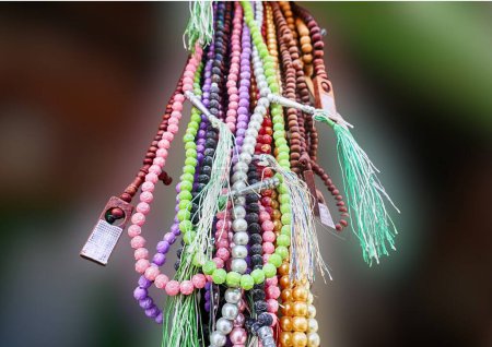 Perles de prière sont un outil de comptage dans le culte des diverses communautés religieuses