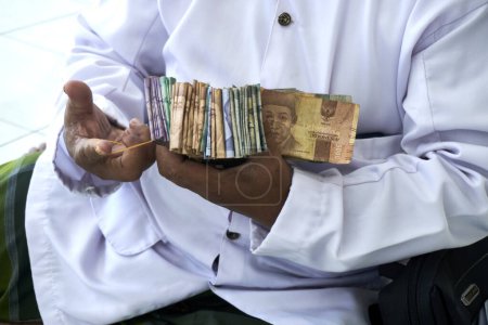 Une collection de divers types d'argent indonésien
