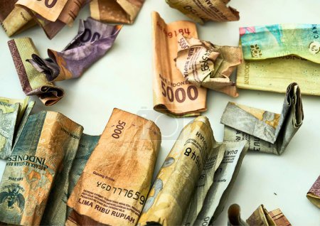 Una colección de varios tipos de dinero indonesio