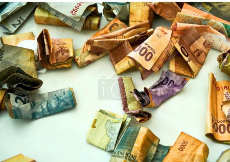 Une collection de divers types d'argent indonésien