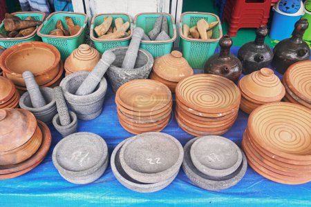 Foto de Mortero y mortero tradicional indonesio, mortero y mortero, molinillo de especias manual, utilizado para hacer mezclas de especias indonesias. - Imagen libre de derechos