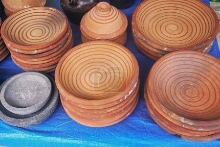 Traditioneller indonesischer Mörser und Stößel, Stößel und Stößel, manuelle Gewürzmühle, aus der indonesische Gewürzmischungen hergestellt werden.