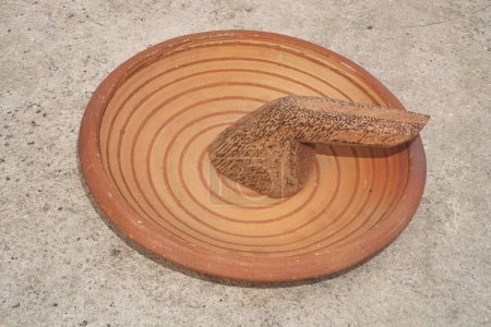 Traditional Indonesian mortar and pestle, pestle and pestle, manual spice grinder, used to make Indonesian spice mixtures.