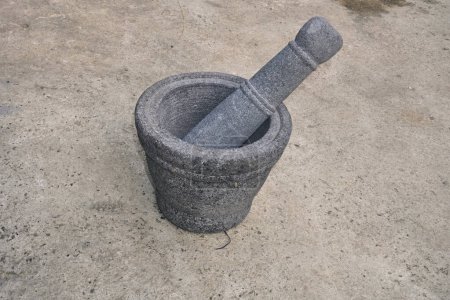 Mortero y mortero tradicional indonesio, mortero y mortero, molinillo de especias manual, utilizado para hacer mezclas de especias indonesias.