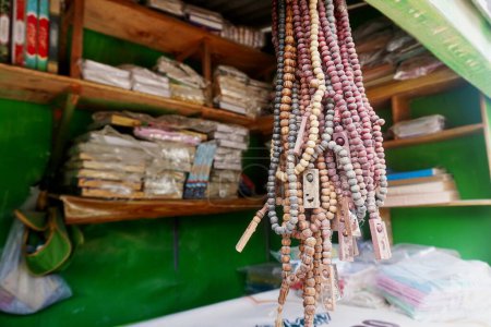 Perles de prière sont un outil de comptage dans le culte des diverses communautés religieuses