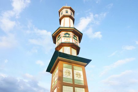 Der Moschee-Turm ist elegant und luxuriös