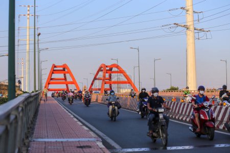 Téléchargez les photos : Ho Chi Minh Ville, Vietnam - 11 mai 2023 : Vue des transports sur le pont Binh Loi - en image libre de droit