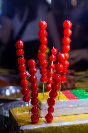 Téléchargez les photos : Gros plan de gourdes bonbons est vendu dans la rue de la nourriture au Vietnam - en image libre de droit