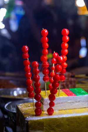Téléchargez les photos : Gros plan de gourdes bonbons est vendu dans la rue au Vietnam - en image libre de droit