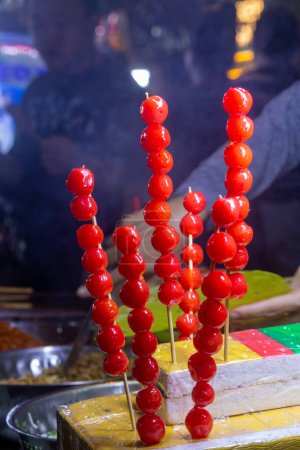 Téléchargez les photos : Gros plan de gourdes bonbons est vendu dans la rue à la mi-automne festival dans le marché - en image libre de droit