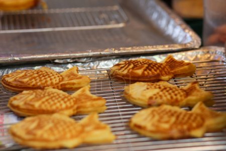 Téléchargez les photos : Gros plan de Taiyaki Gâteau de poisson grillé avec remplissage de fromage sur le marché - en image libre de droit