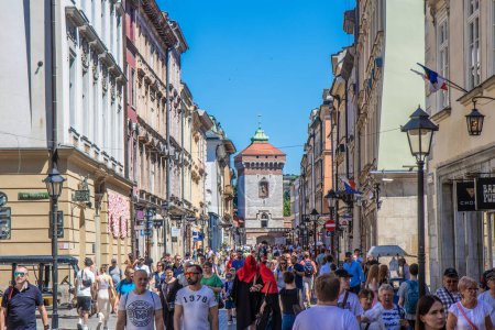 Foto de 8 julio 2023 Cracovia, Polonia: Perspectiva de la calle Florian con Florian Gate a lo lejos en el casco antiguo de Cracovia - Imagen libre de derechos