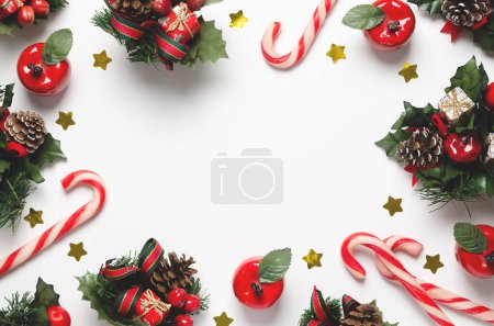 Téléchargez les photos : Décoration de Noël sur fond blanc avec espace de copie
. - en image libre de droit