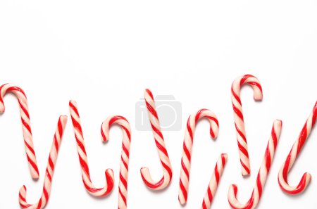 Téléchargez les photos : Bonbons de Noël cannes sur fond blanc avec espace de copie. - en image libre de droit