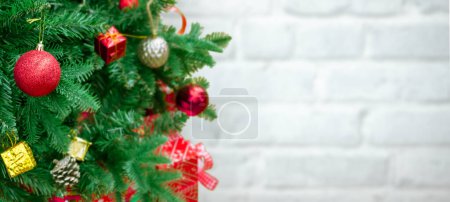 Foto de Decorar el árbol de Navidad en el fondo del patrón de pared. - Imagen libre de derechos