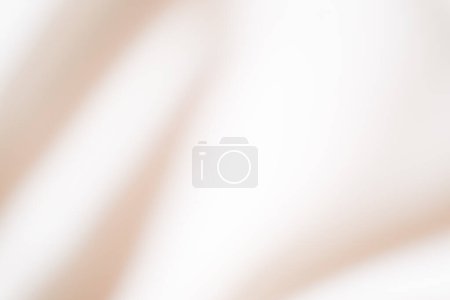 Foto de Oro crema y naranja claro liso gradiente de seda fondo degradado. abstracto difuminación color de fondo. - Imagen libre de derechos