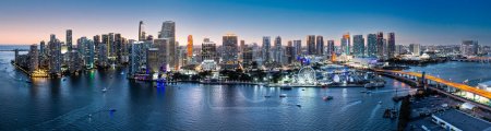 Luftaufnahme von Miami, Florida in der Abenddämmerung. Miami ist eine Stadt mit einer Mehrheit von Minderheiten und ein wichtiges Zentrum und führend in den Bereichen Finanzen, Handel, Kultur, Kunst und internationaler Handel..