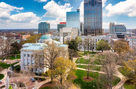 Vista aérea del Capitolio Estatal de Carolina del Norte y el horizonte de Raleigh