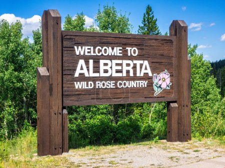 Bienvenido a Alberta firmar cerca del cruce fronterizo entre el Parque Nacional Waterton, Canadá y el Parque Nacional Glaciar, EE.UU..