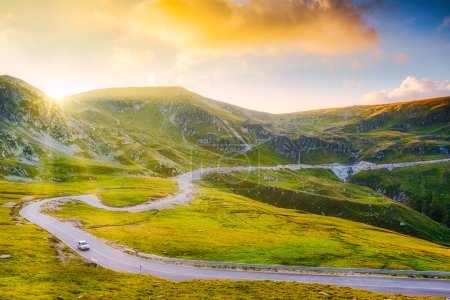Pics des Carpates traversés par la Transalpina par une matinée ensoleillée d'été au lever du soleil, au col d'Urdele, dans le comté de Gorj, Roumanie