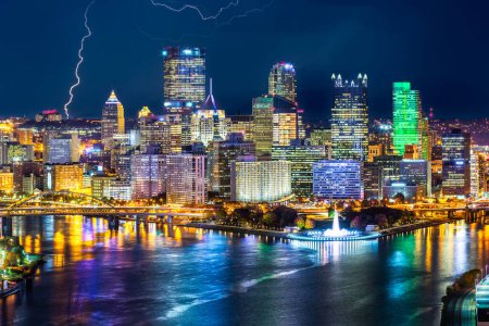 Skyline der Innenstadt von Pittsburgh bei Nacht. Pittsburgh liegt am Zusammenfluss der Flüsse Allegheny, Monongahela und Ohio und ist wegen seiner mehr als 300 Stahlunternehmen auch als Steel City bekannt.