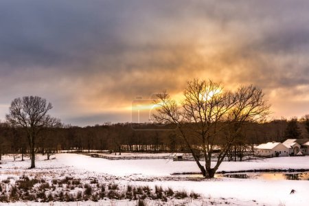 Winterzeit in Chatham, New Jersey mit schneebedeckten Bäumen bei Sonnenuntergang.