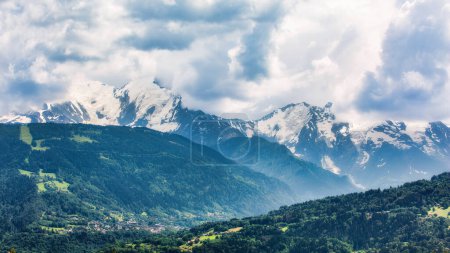 Mont-Blanc-Massiv, von stürmischen Wolken bedeckt, von der Autobahn A40 aus gesehen, in Frankreich. Die Stadt Saint-Gervais-les-Bains ist im Tal vor uns sichtbar.