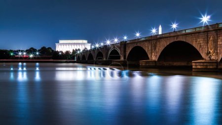 Lincoln Memorial y Arlington Bridge, en Washington DC, por la noche
