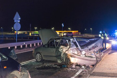 Straßenbrücke in Iowa, Woiwodschaft Lubusz, Polen. Verkehrsunfall am 1. Dezember 2020 gegen 21 Uhr.