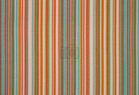 Foto de Mantel de tela multicolor, con líneas verticales, primer plano abstracto - Imagen libre de derechos