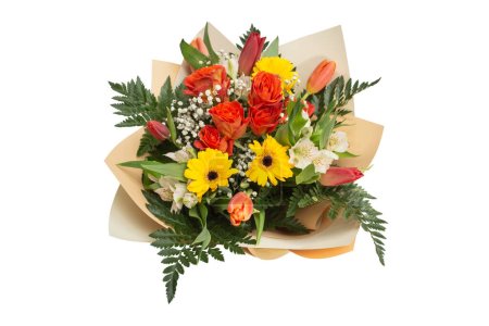 Téléchargez les photos : Bouquet de fleurs multicolores avec tulipes, roses, Alstroemeria, marguerites et feuilles de fougère isolées sur blanc - en image libre de droit