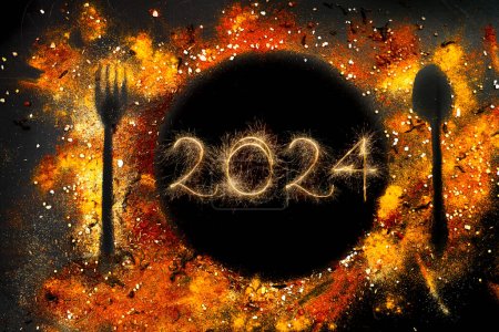 Silhouette eines Tellers, Löffels und Gabel auf dunklem Hintergrund mit Gewürzen. 2024 geschrieben mit Funken, Neujahrsparty  